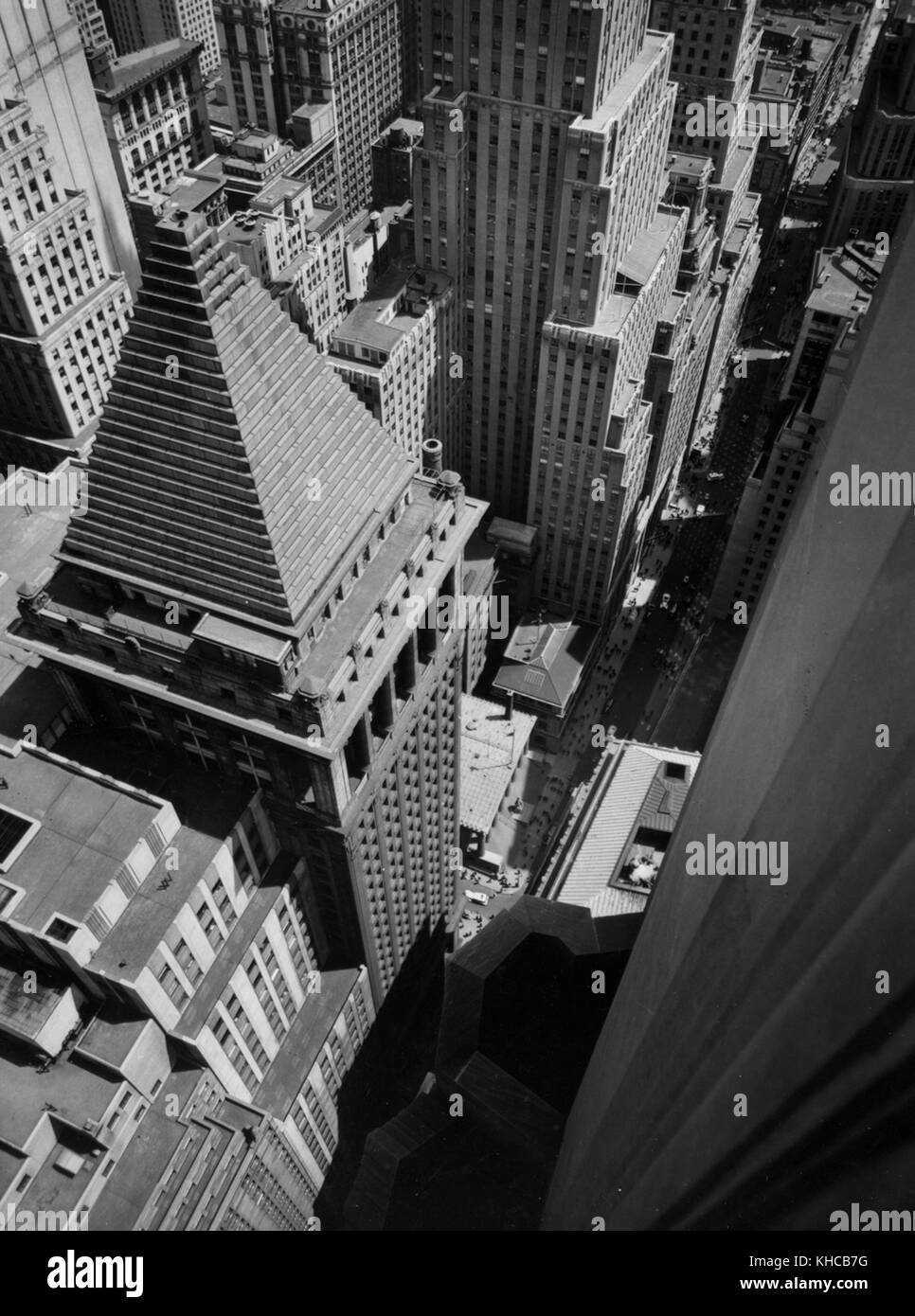 Blick auf die Wall Street, vom Dach des Irving Trust Company Building, Manhattan, New York, 1962. Aus der New York Public Library. Stockfoto