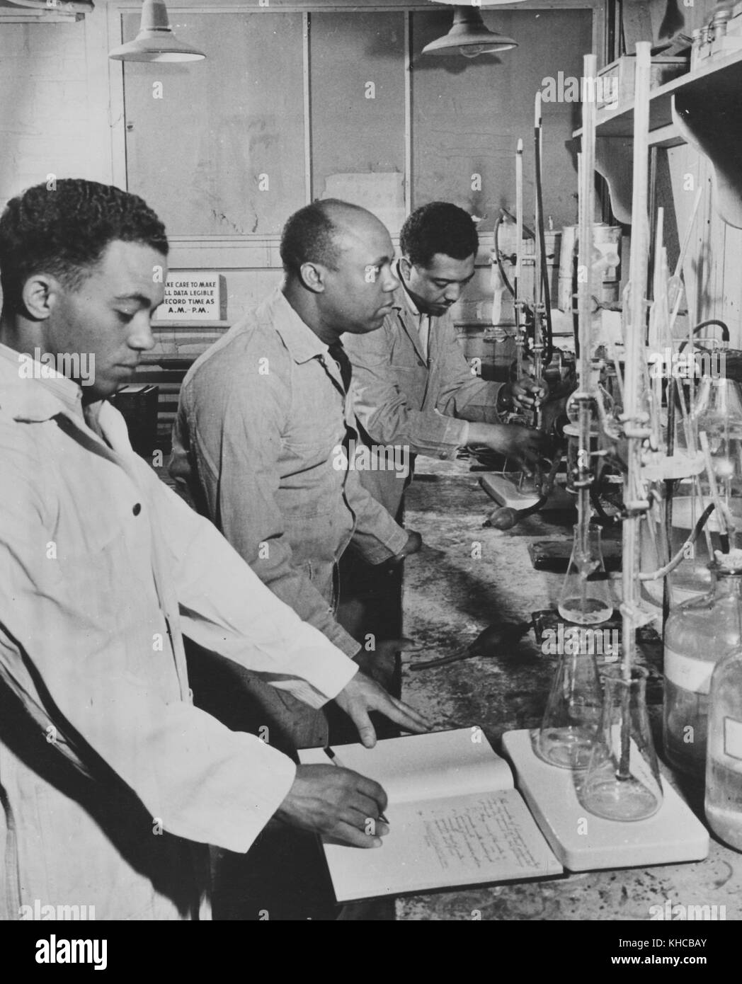 Afroamerikanische Arbeiter in einem Labor für die Tennessee Valley Authority, Tennessee, 1942. Aus der New York Public Library. Stockfoto