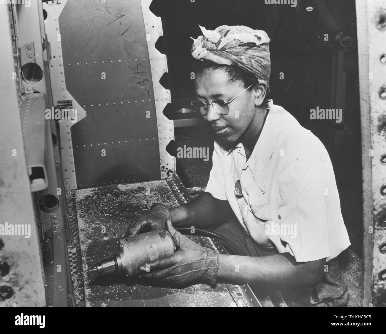 Afrikanische amerikanische Frau, Ruth Miller, der an ein Flugzeug im El Segundo Pflanze der Douglas Aircraft Company, New York, 1942. Von der New York Public Library. Stockfoto