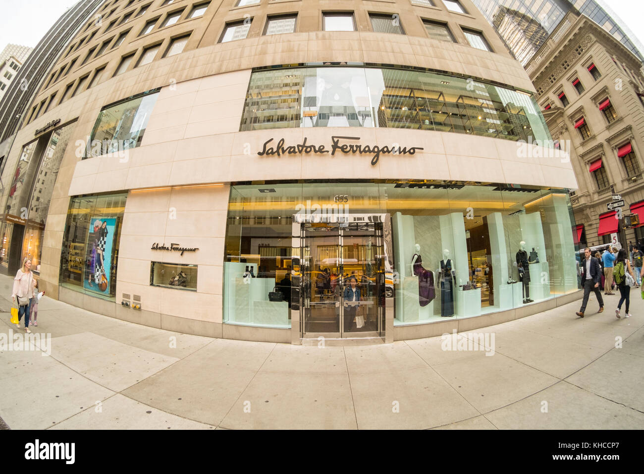 Salvatore Ferragamo store, 5th Avenue, New York City, New York City, New York, NY, Vereinigte Staaten von Amerika, USA. Stockfoto