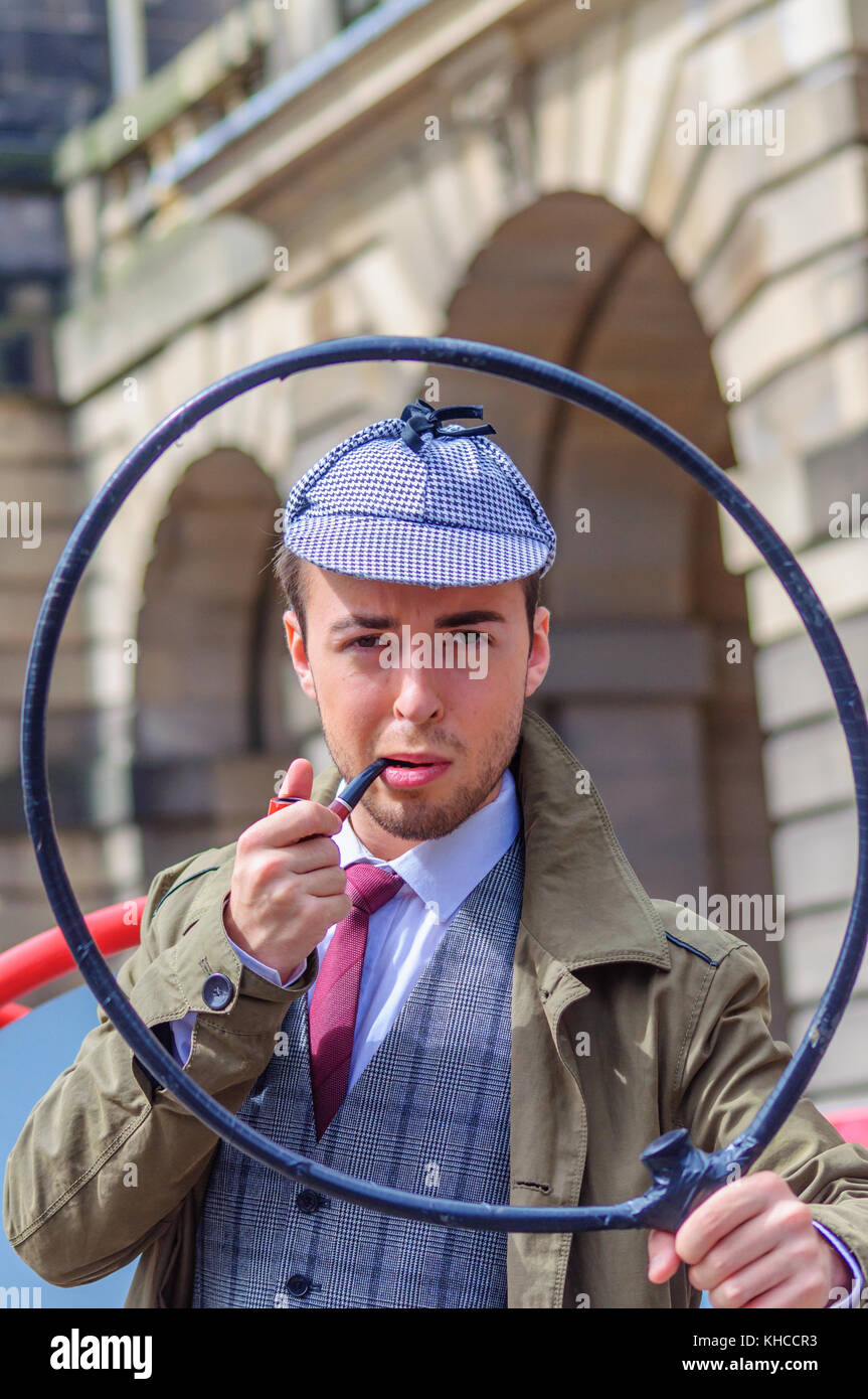 Männliche Schauspieler verkleidet als Kunstfigur, Privatdetektiv Sherlock Holmes auf der Royal Mile während des Edinburgh International Fringe Festival Stockfoto