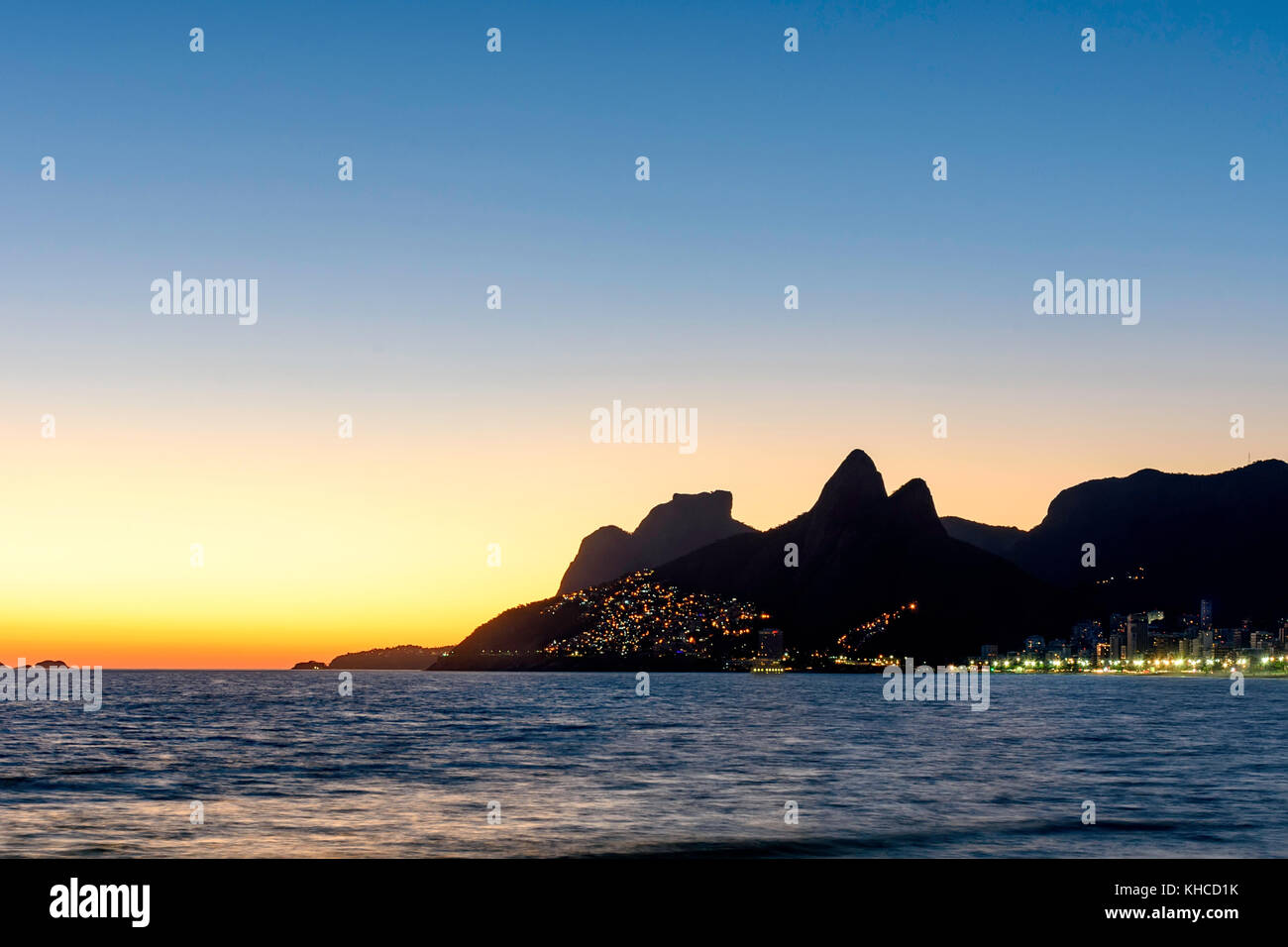 Nacht im Arpoador Stein anreisen, Ipanema Beach in Rio de Janeiro Stockfoto