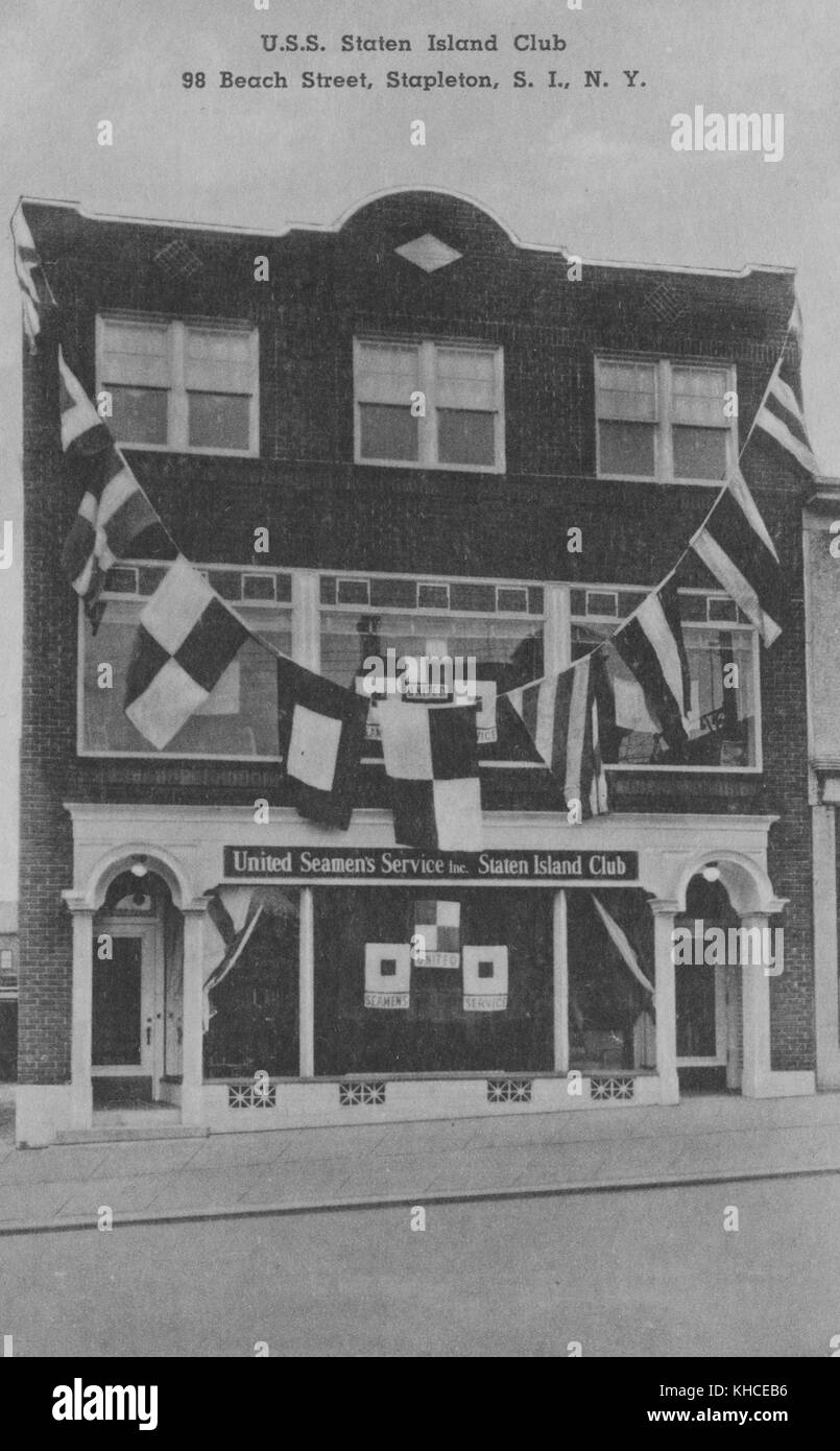 Das dreistöckige Gebäude mit Ziegelfassade ist mit internationalen Seesignalflaggen geschmückt. Die Organisation wurde 1942 gegründet, um Seeleuten und ihren Familien unabhängig von ihrer Nationalität zu helfen, Stapleton, Staten Island, New York, 1900. Aus der New York Public Library. Stockfoto