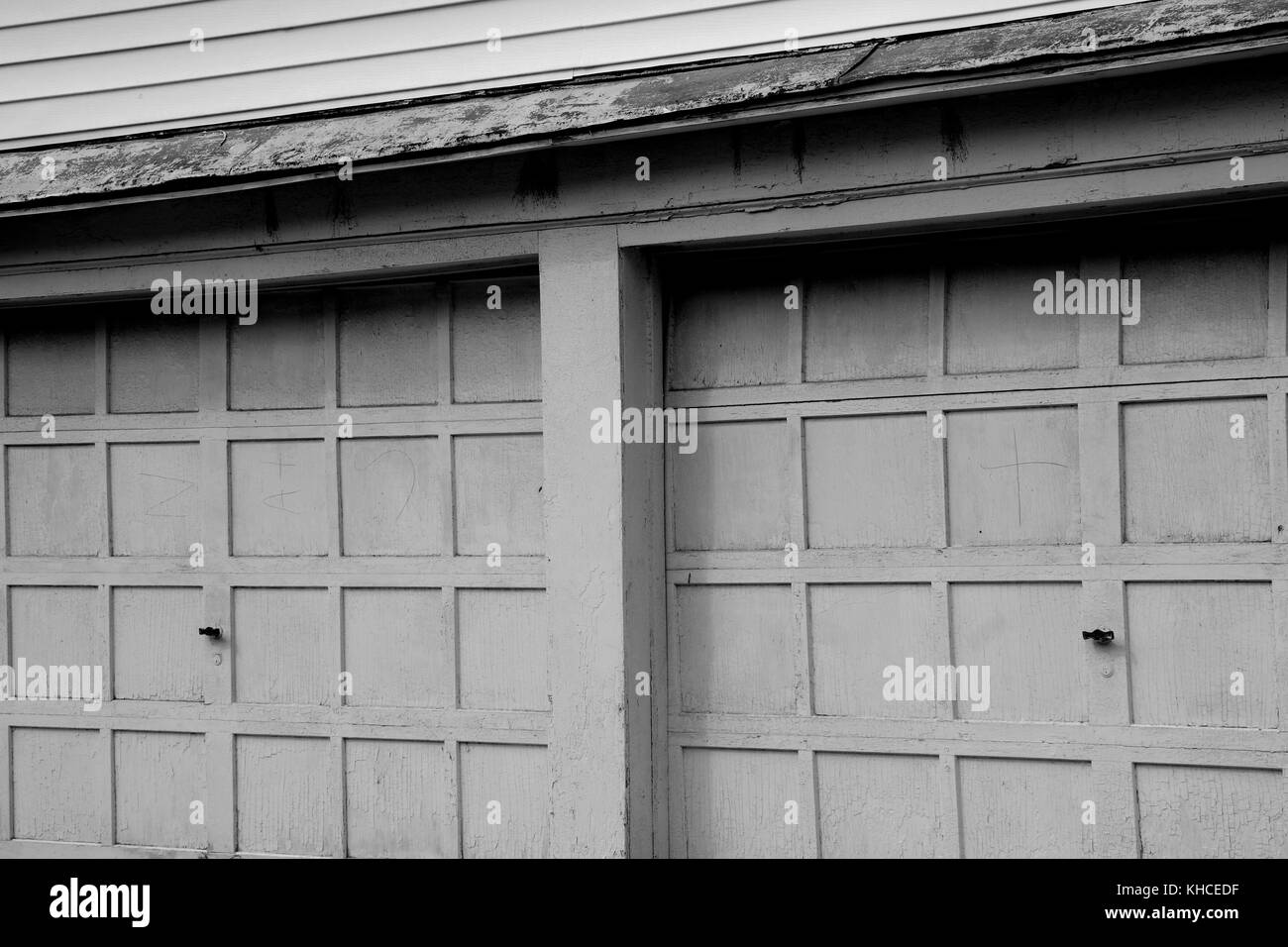 Ein paar alte Garagentore entlang einer Straße in Martinsburg, West Virginia. Stockfoto