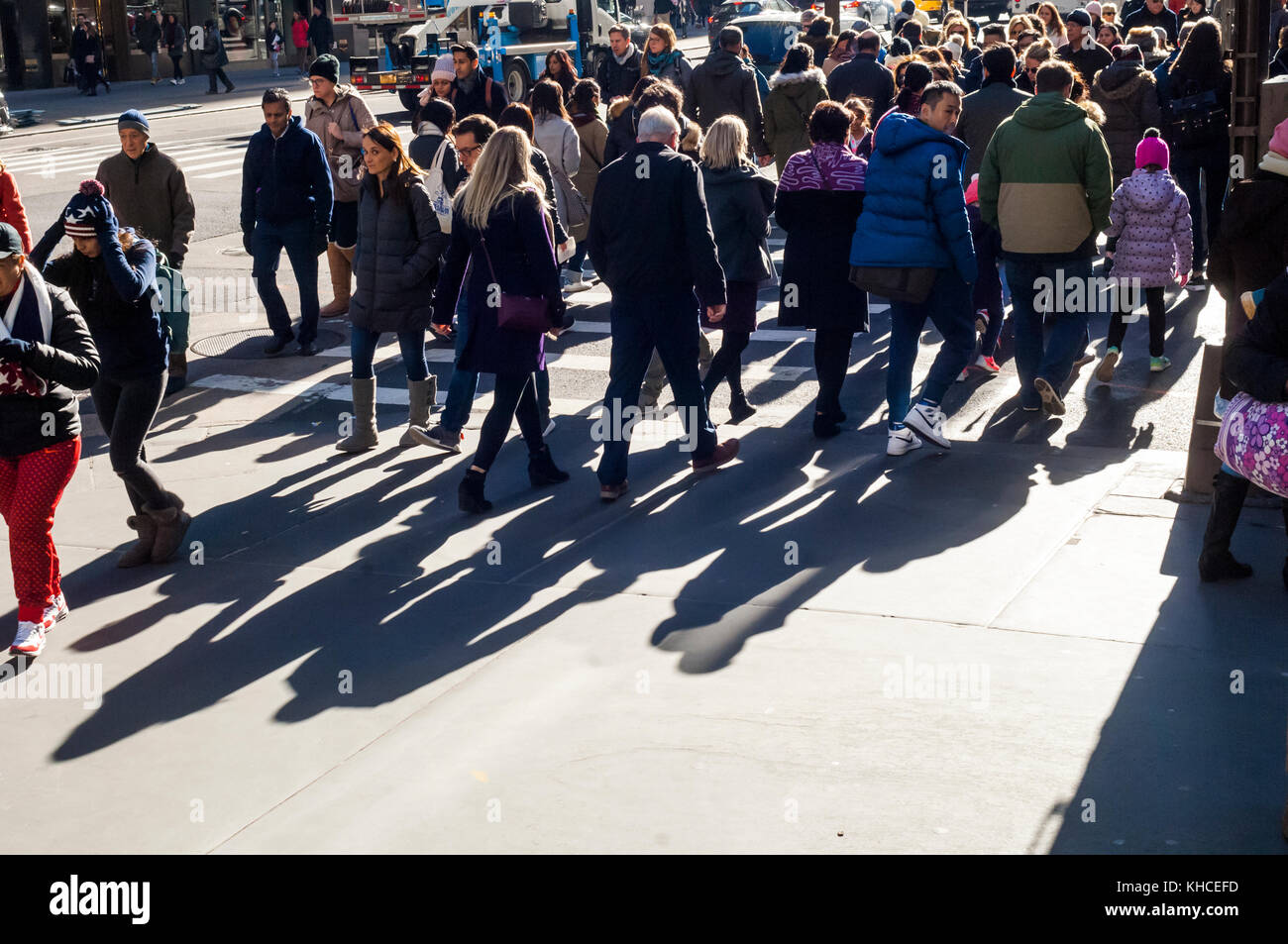 Käufer an der Fifth Avenue in New York am Sonntag, 12. November 2017, wie die Weihnachtsferien in der Nähe wächst. (© Richard b. Levine) Stockfoto