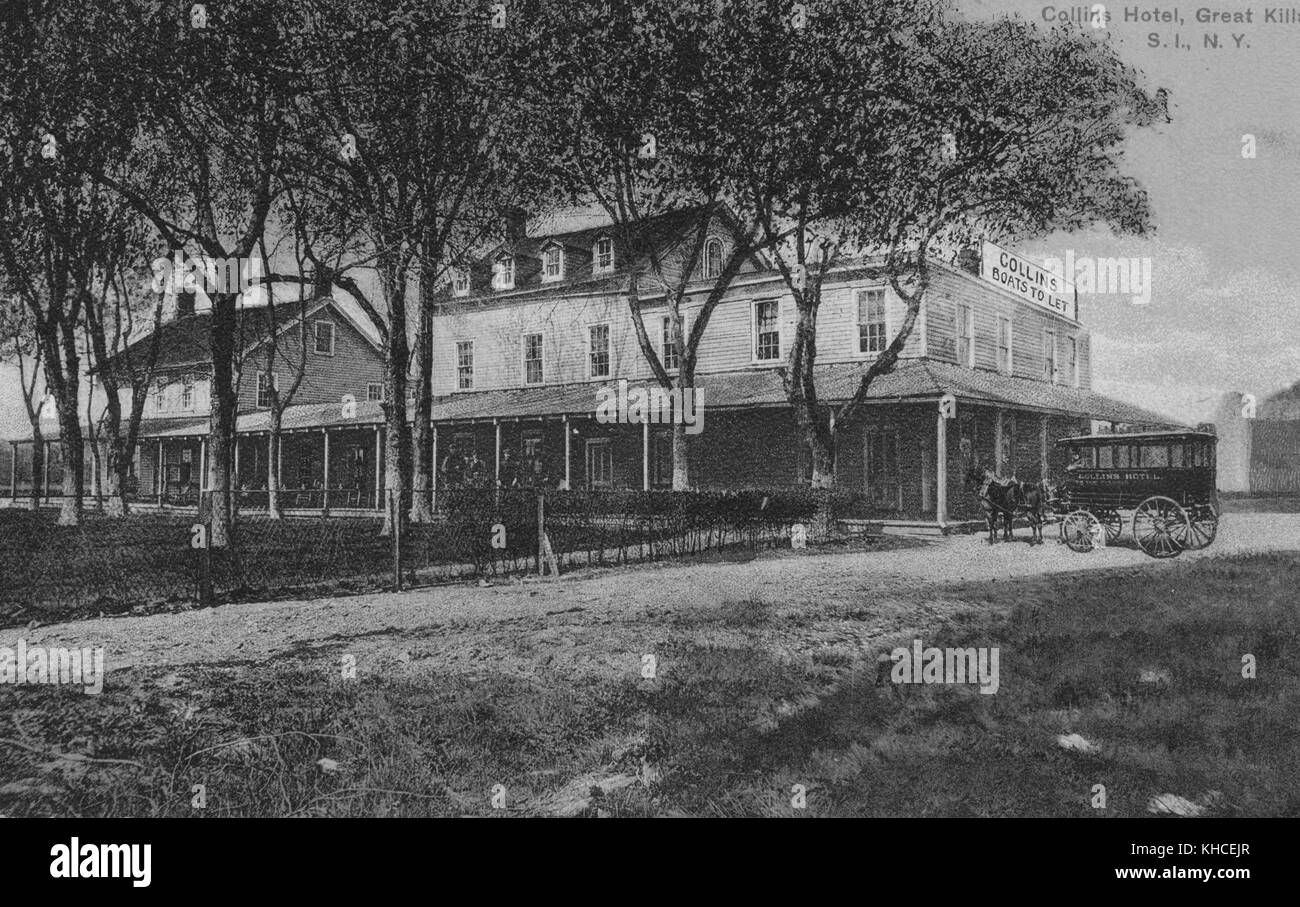 Postkarte von einem getönten Foto des Collins Hotel, ein Pferdewagen sitzt außerhalb einer dreistöckigen Struktur, ein Schild auf dem Gebäude wirbt Boote zu mieten, Gras, Bäume, und ein Feldweg machen die umliegende Landschaft, Great Kills, Staten Island, New York, 1900. Aus der New York Public Library. Stockfoto