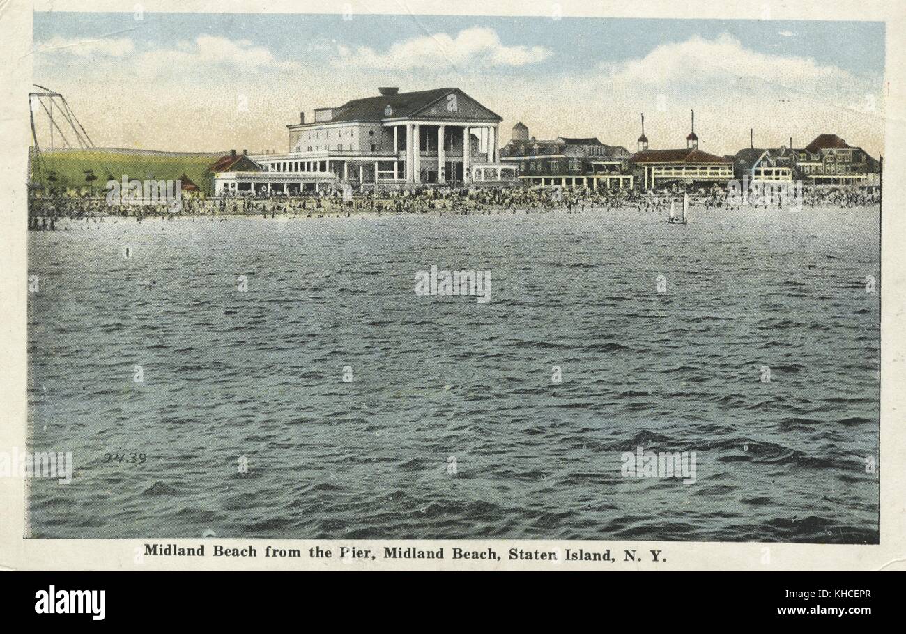 Postkarte mit dem Ozean im Vordergrund, Küstenlinie und großem weißen Gebäude im Hintergrund, mit dem Titel Midland Beach from the Pier, Midland Beach, Staten Island, New York, 1900. Aus der New York Public Library. Stockfoto
