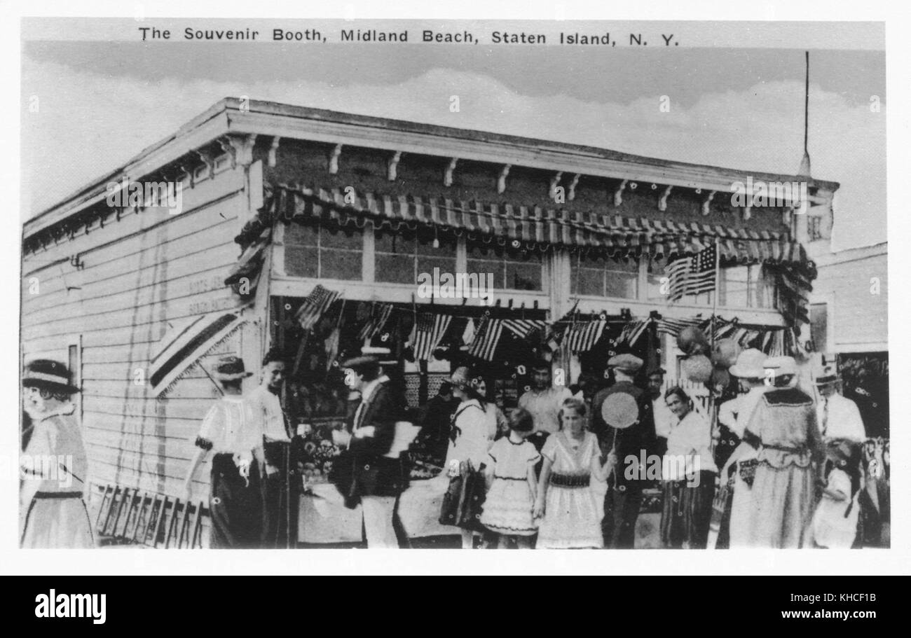 Postkarte mit Leuten, die vor dem Verkaufsstand stehen, mit dem Titel Souvenir Booth, Midland Beach, Staten Island, New York, 1900. Aus der New York Public Library. Stockfoto