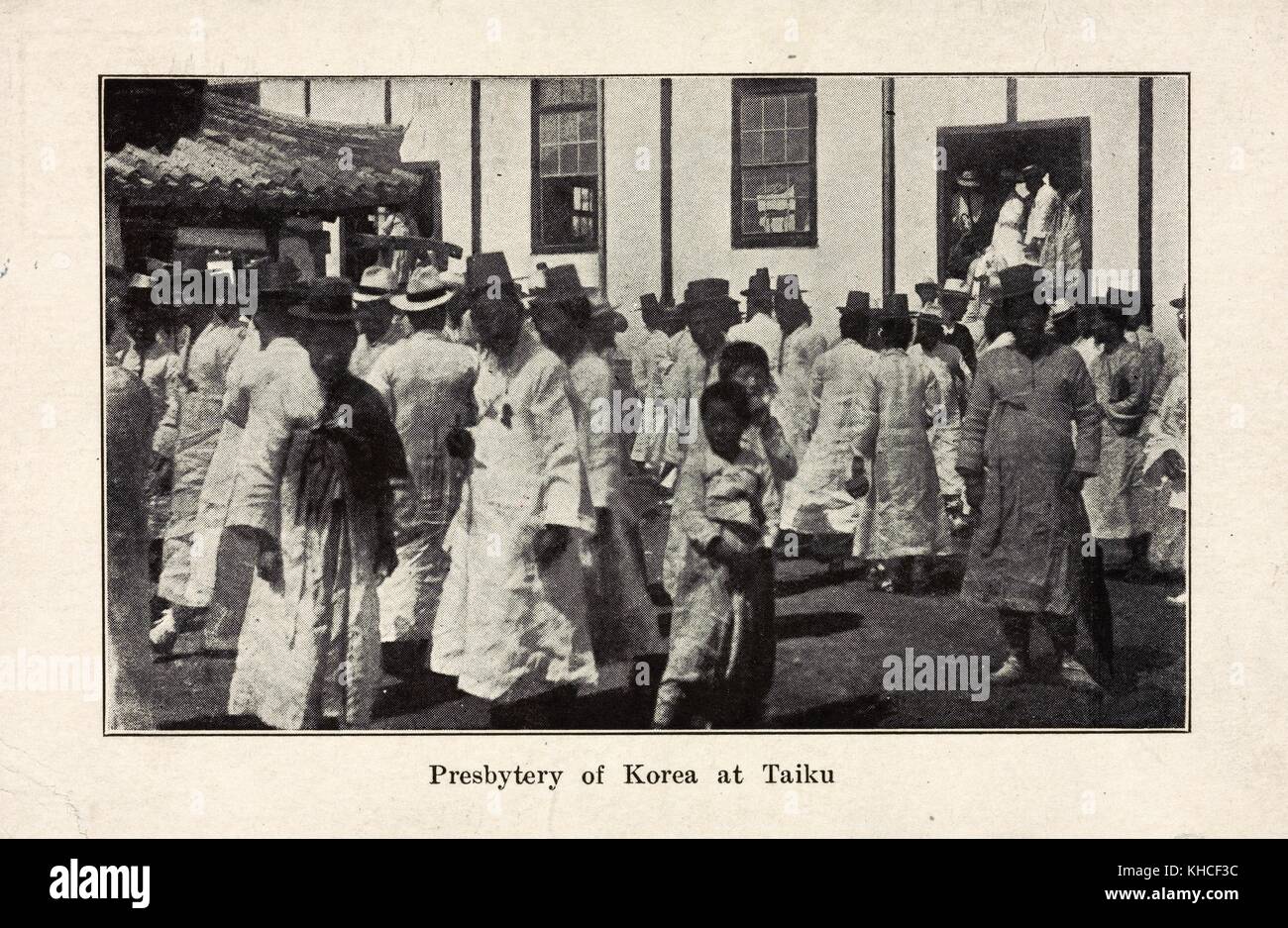 Eine Postkarte zeigt das Presbyterium von Korea in Daegu, das früher als Taiku bekannt war, eine Gruppe von Kirchenältesten, die sich in der römisch-katholischen Erzdiözese Daegu, Südkorea, 1914 versammelt. Aus der New York Public Library. Stockfoto