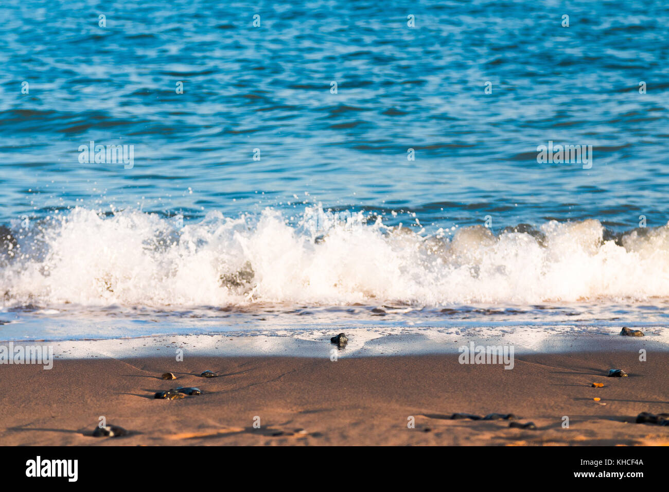 Brechenden Wellen am Strand Ramsgate, Kent an einem sonnigen Tag. Bearbeitet mehr gesättigt zu werden und einen höheren Kontrast. Stockfoto