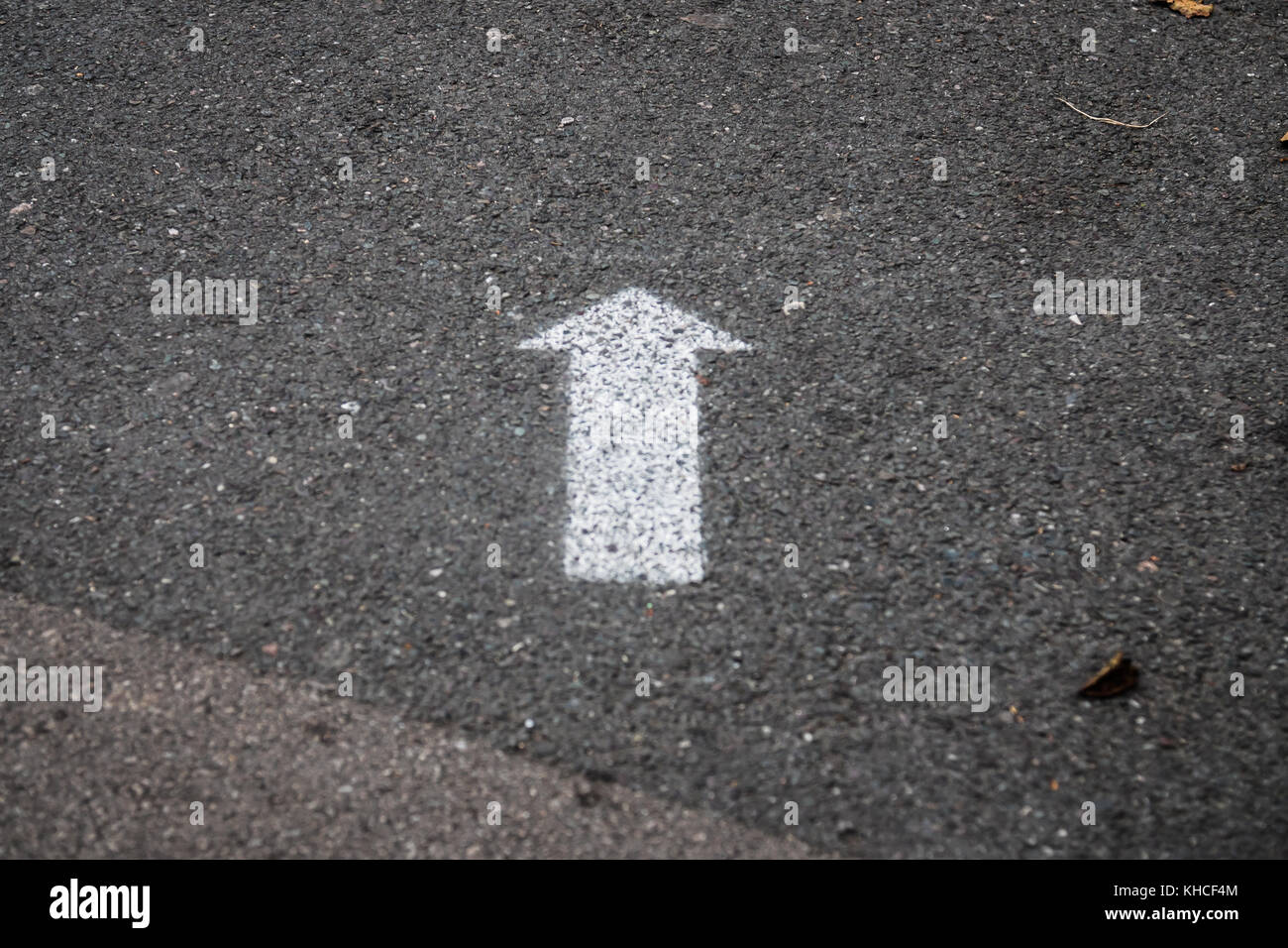 Foto eines spritzlackiert Pfeil nach oben. Stockfoto