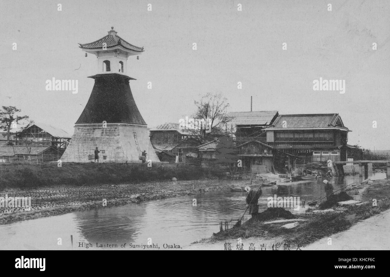 Eine Postkarte des Sumiyoshi Parks, zeigt die hohe Laterne, den ältesten Leuchtturm Japans. Menschen können vom Ufer des kleinen Flusses aus gesehen werden, der durch das Foto fließt, mehrstöckige Holzstrukturen bilden den Hintergrund, Osaka, Japan, 1912. Aus der New York Public Library. Stockfoto