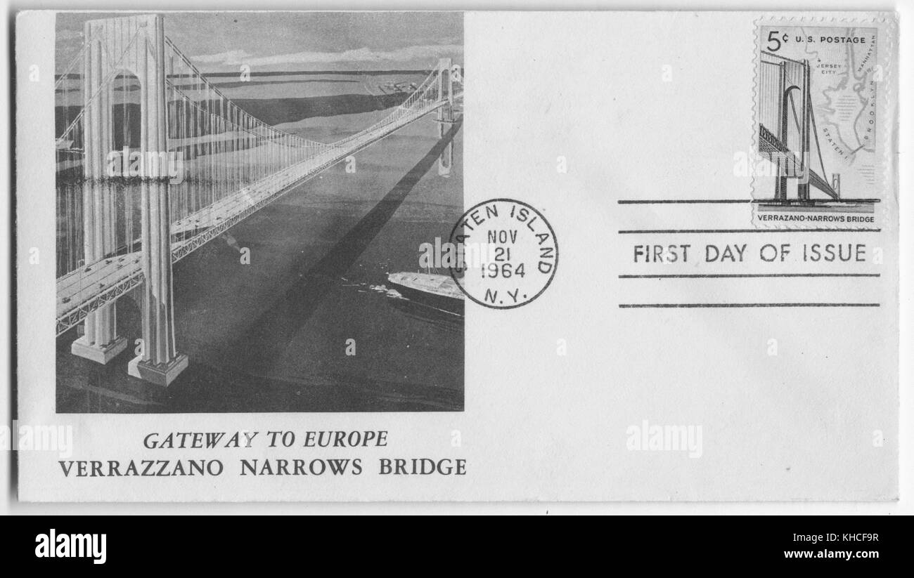 Postkarte mit Illustration der Verrazano-Narrows Brücke, Autos sind über die Brücke zu sehen, während ein großes Boot im Wasser unten gezeigt wird, Text bezieht sich auf die Brücke als Tor zu Europa, die Postkarte enthält auch eine Marke mit einer Illustration der Brücke, New York, Europa, 1900. Aus der New York Public Library. Stockfoto