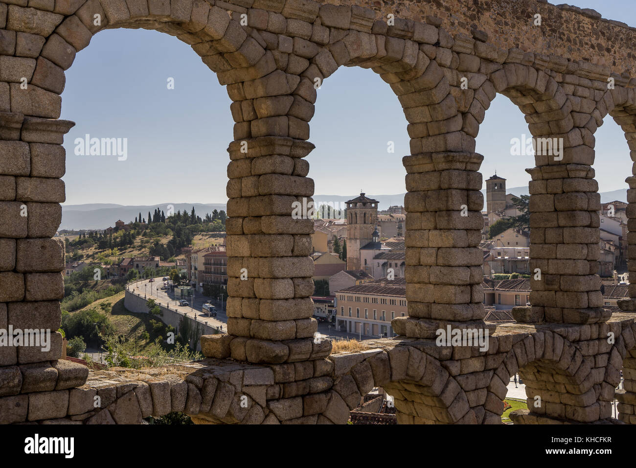 Blick auf das Dorf durch die antiken römischen Aquädukt in Segovia Spanien. Stockfoto