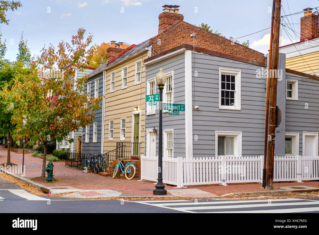 Straßenblick auf Häuser im Cape Cod-Stil an der Ecke Prospect St NW und 37 St NW im historischen Viertel Georgetown, Washington, D.C., USA. Stockfoto