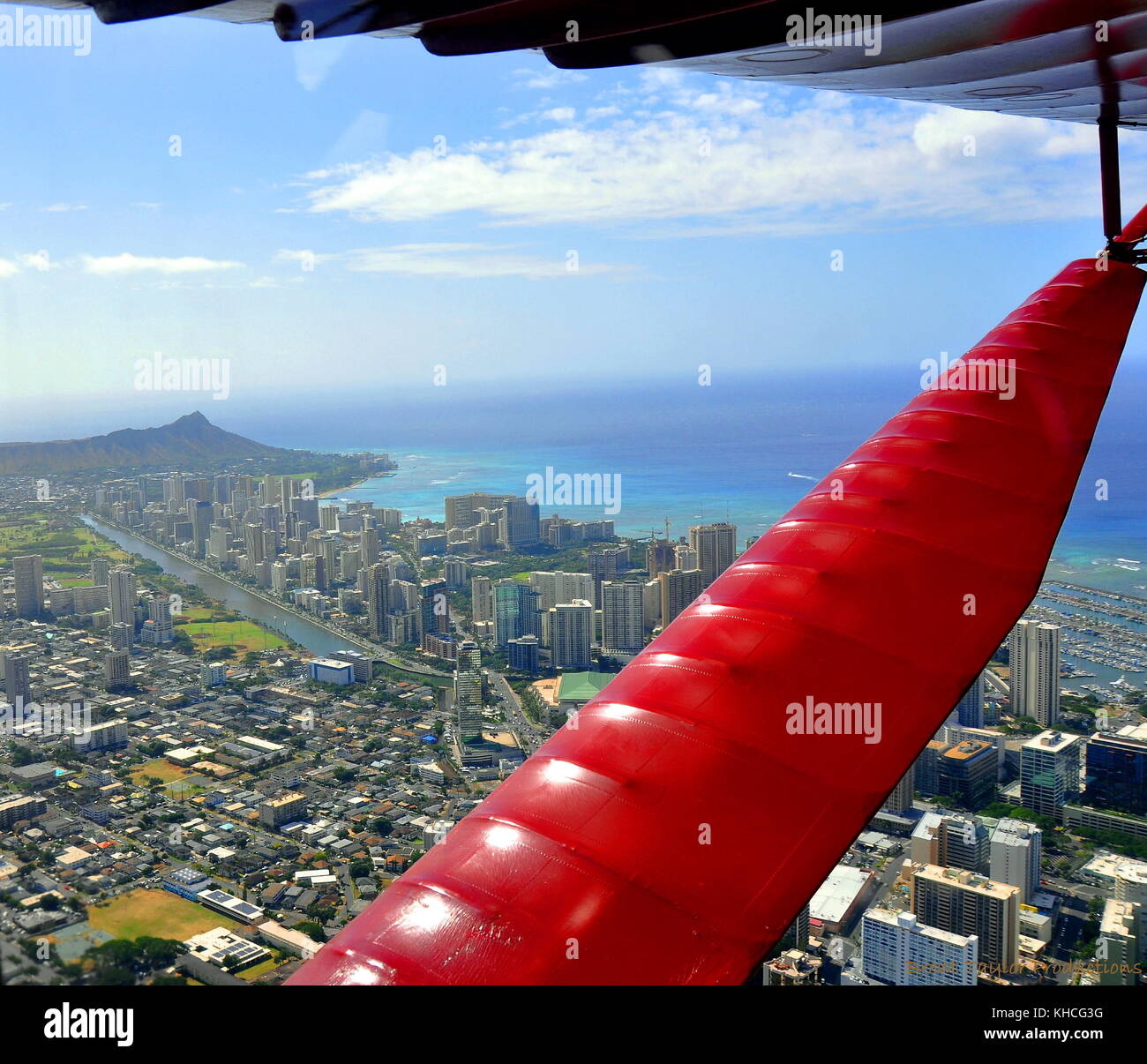 Die Skyline von Honolulu mit Diamond Head im Abstand zwischen dem Kotflügel und Struts von Hawaiian Airlines 1929 bellanca Schrittmacher eingerahmt. Stockfoto