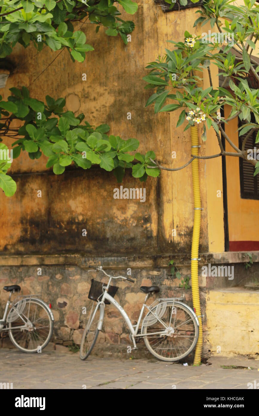 Neues Fahrrad gegen eine alte verlassene Wand Stockfoto