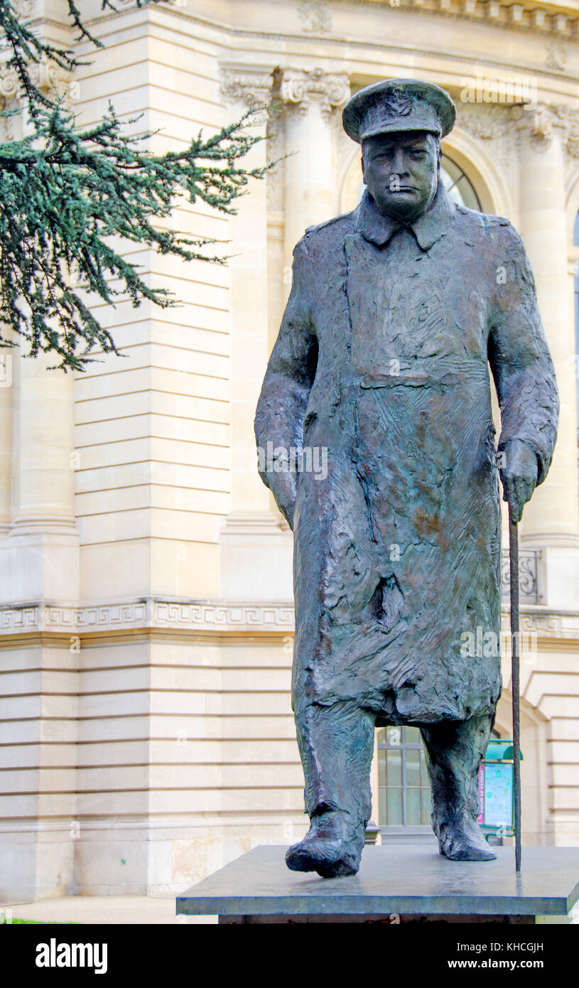 Paris, Frankreich. Statue von Winston Churchill (1988, Jean Cardot) auf der Avenue Winston Churchill von der Petit Palais Stockfoto