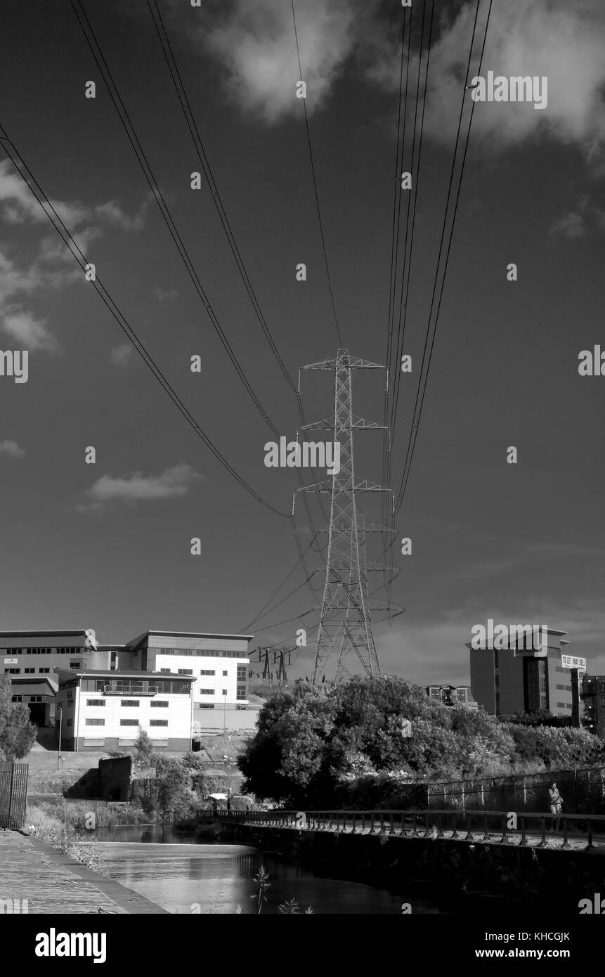 GLASGOW, Schottland - Juli 24 2013: Der Strom pylon Linie erstreckt sich über die Forth und Clyde Kanal, Glasgow Stockfoto