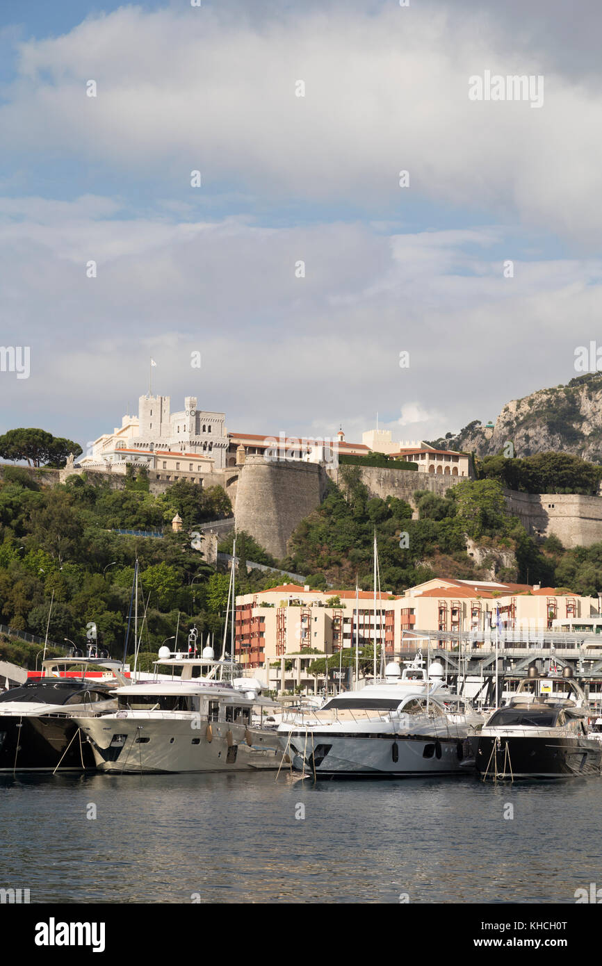 Monaco, Blick auf den Prinzen Palast auf dem Hügel vom Hafen entfernt. Stockfoto