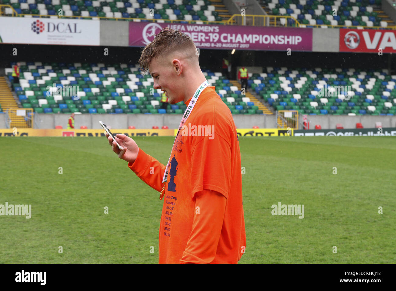 Mark Sykes Glenavon mit schaut auf sein Handy nach dem Gewinn der 2016 Irish Cup Finale im Windsor Park. nach dem Sieg über Linfield 2-0. Stockfoto