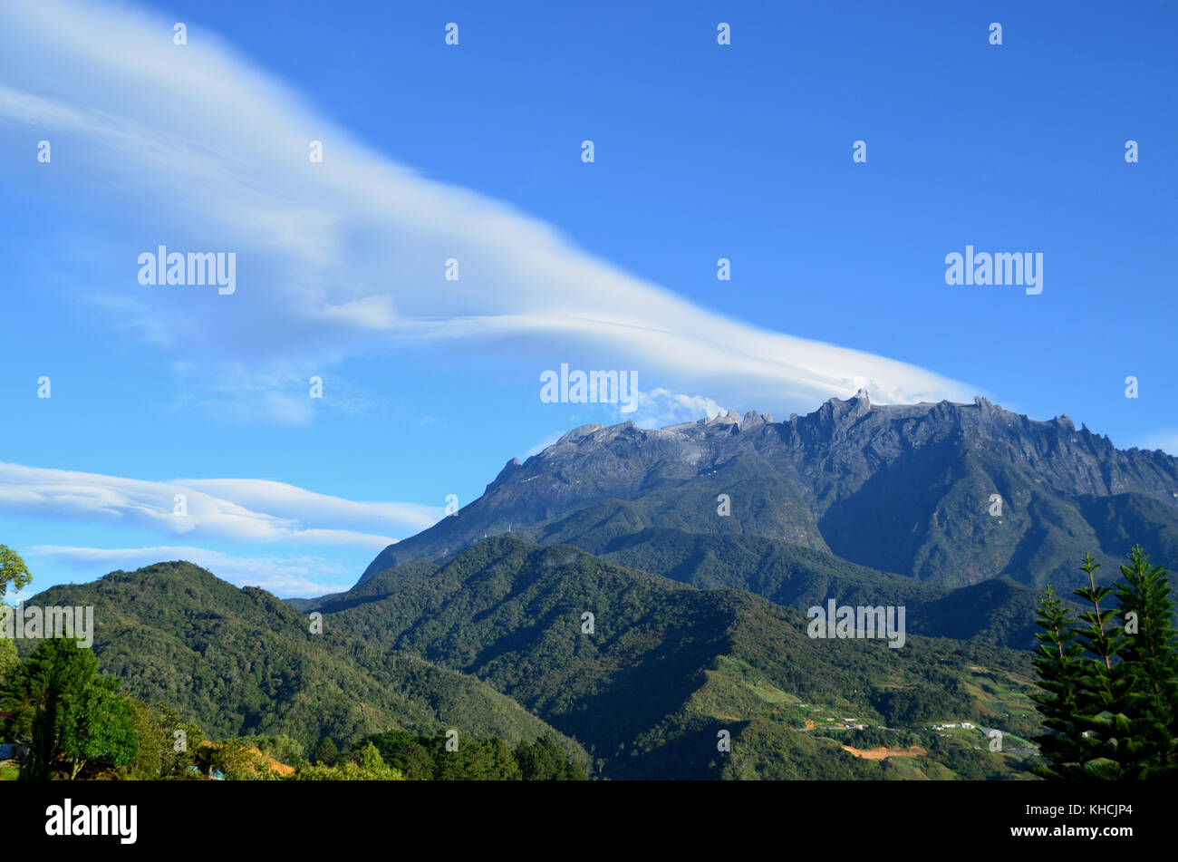 Blick auf den Mount Kinabalu Peak mit schönen Wolkenbildung. kinabalu mount ist ein Berg in Sabah, Malaysia, die als Weltkulturerbe geschützt ist Stockfoto