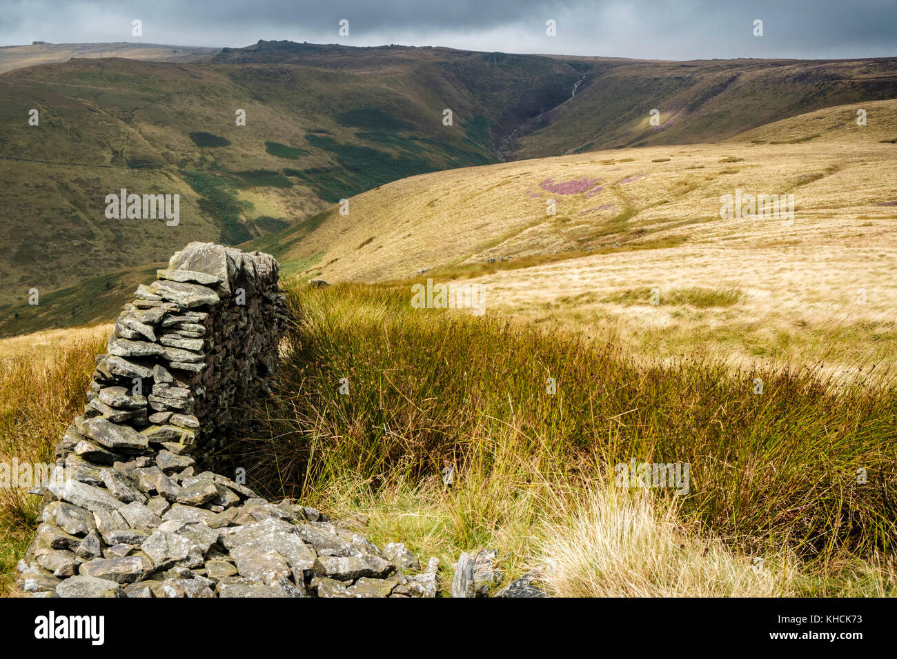 Sturm nähert. Dunkle Wolken und Sonnenschein auf Moorland bei crowden Clough, Kinder Scout, Derbyshire, Peak District, England, Großbritannien Stockfoto