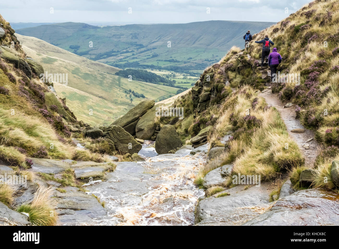 Wanderer Hoch über der Landschaft der Vale von edale vorbei an den Hang Stream von crowden Clough, Kinder Scout, Peak District, Derbyshire, Großbritannien Stockfoto