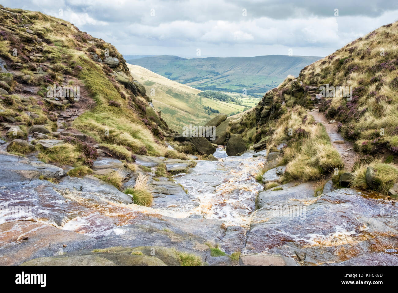 Blick hoch über dem Tal von Edale Landschaft mit crowden Brook Stream fließen Crowden Clough, Kinder Scout, Peak District, Derbyshire, Großbritannien Stockfoto