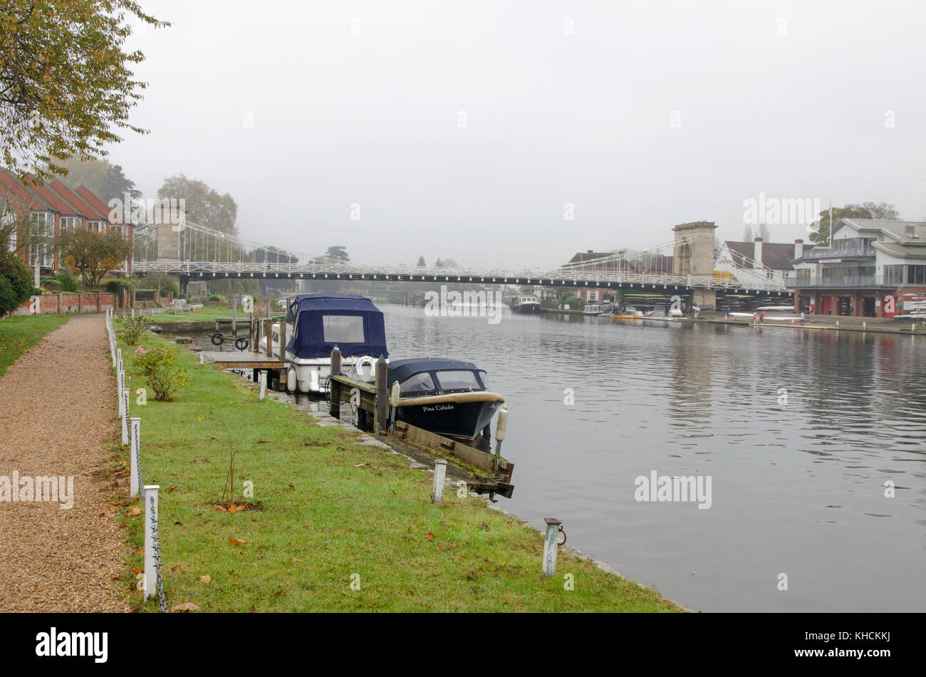 Boote auf dem Fluss mit der Brücke im Hintergrund in Marlow, Oxfordshire Stockfoto