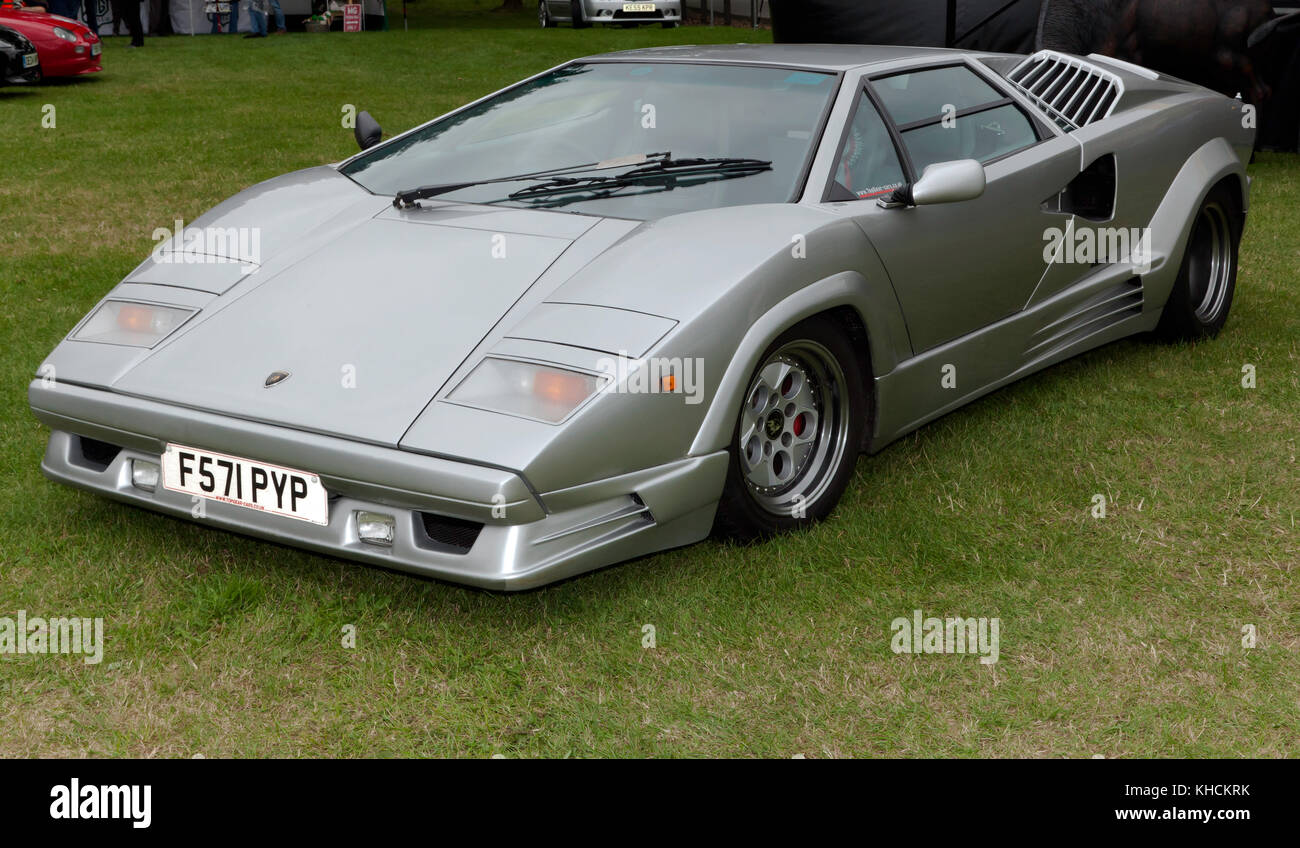 Drei Viertel Frontansicht eines 1988 Lamborghini Countach, ausgestellt auf der Silverstone Classic 2017 Stockfoto