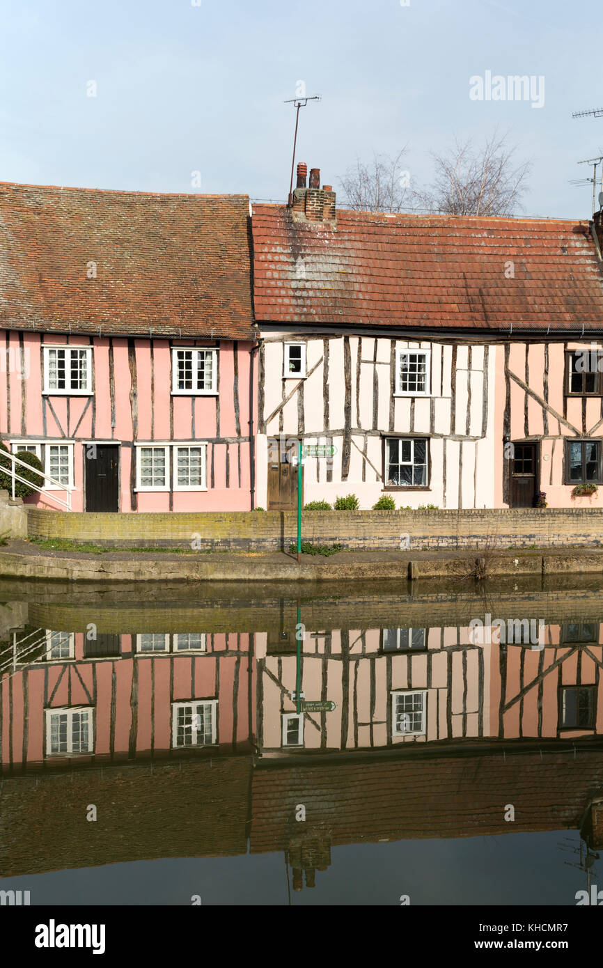 UK, Colchester, Fachwerk Häuschen am Fluss Colne. Stockfoto