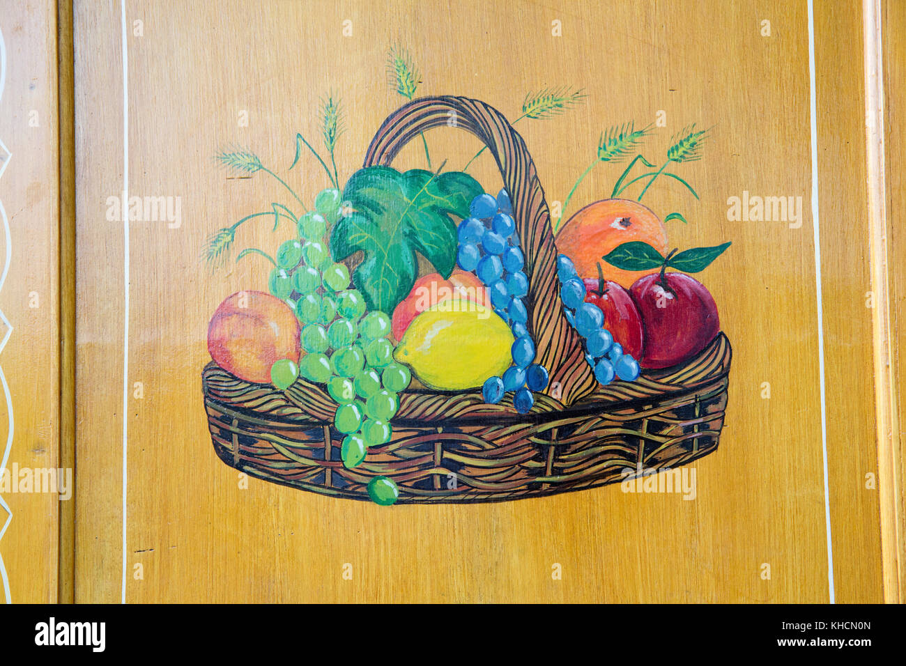 Von Hand bemalt Obstkorb auf Holzplatte der traditionellen Gypsy Caravan, Detail Stockfoto