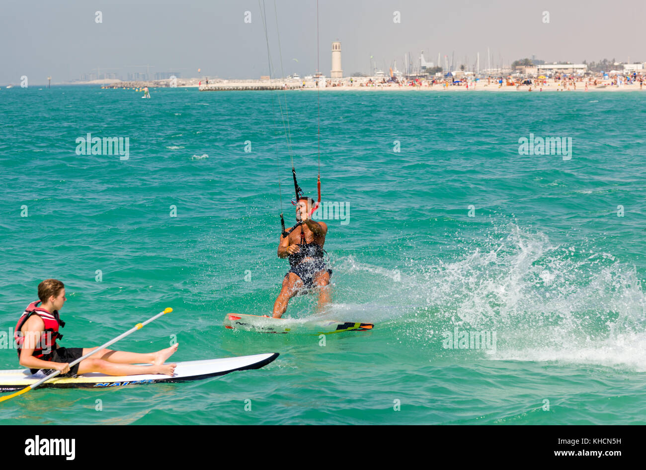 Kite Surfer auf der Jumeirah Kite Beach Stockfoto