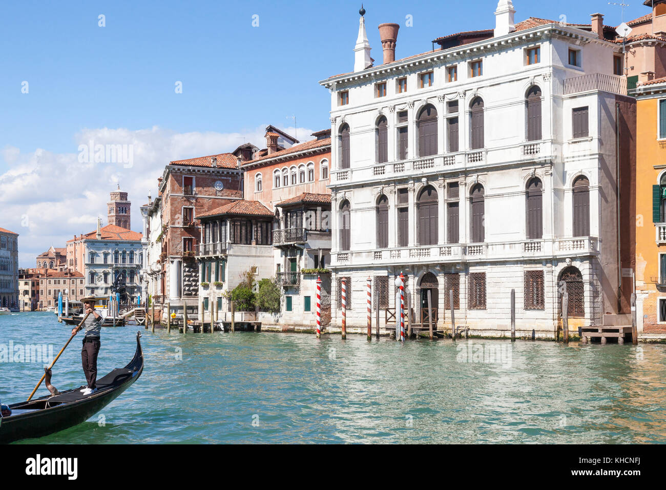 Gondoliere auf dem Canal Grande, Venedig, Italien vor dem Palazzo und Palazzo Falier Canossa Giustinian-Lolin Stockfoto