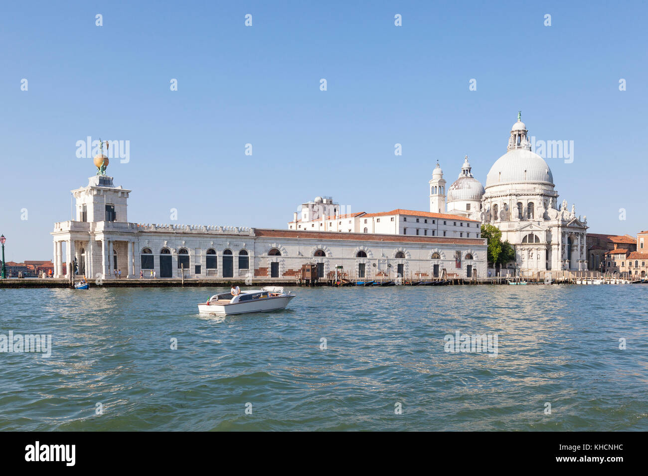 Punta della Dogana, oder die alten Gebäude, Canale grande, Venedig, Venetien, Italien mit einem Wassertaxi im Vordergrund. Stockfoto