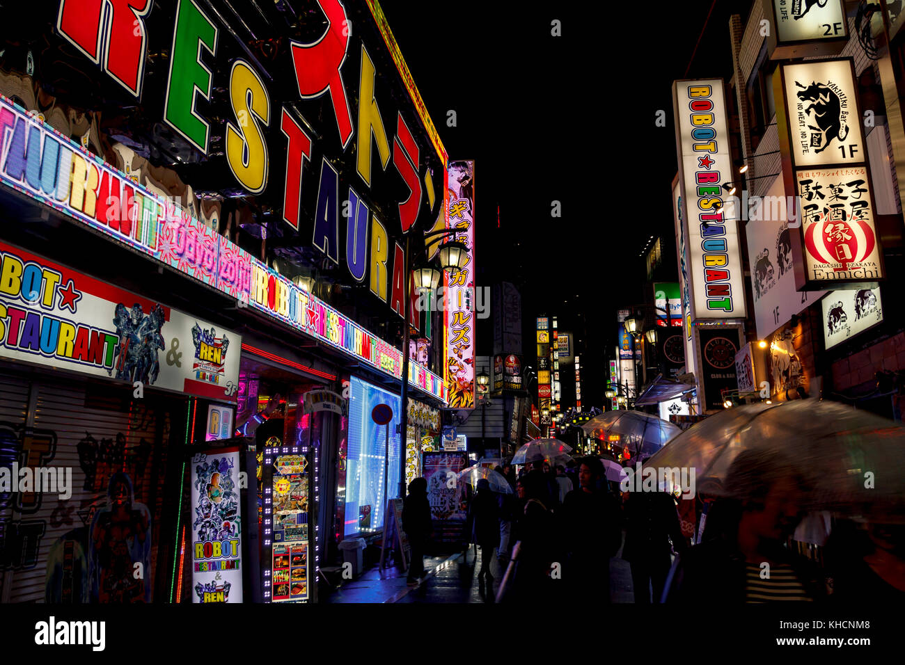 Kabukicho pass ausgeleuchtet in der Nacht im Bezirk Shinjuku, Tokio. Die Gegend ist eine kommerzielle eine Unterhaltung Zone Stockfoto