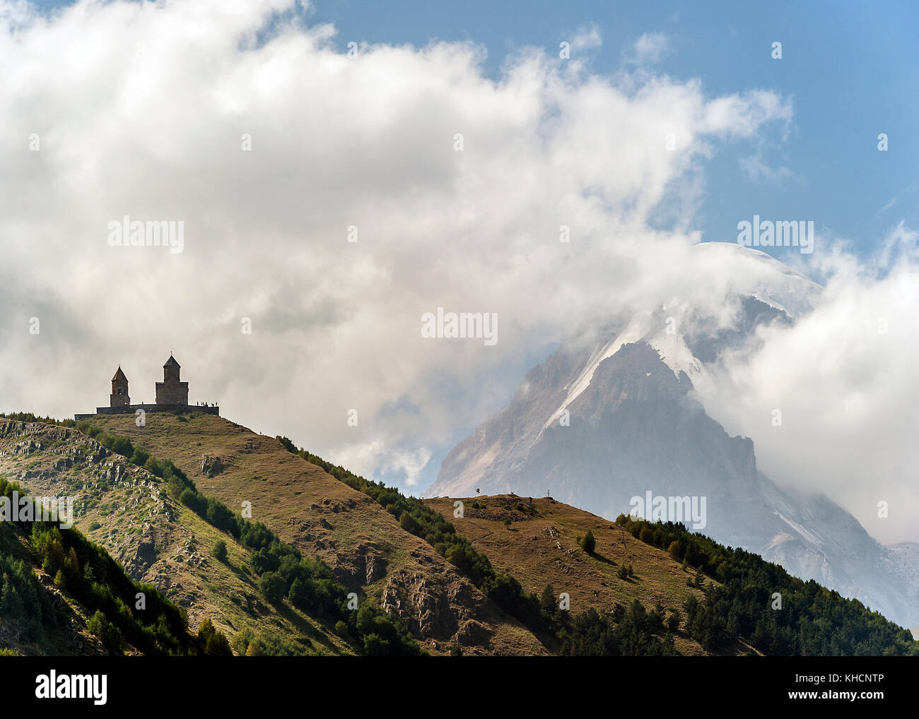 Georgien. die Trinity Church in gergeti (gergetis tsminda sameba) auf einer Höhe von mehr als einen Kilometer am Fuße des Berges kazbek befindet. Stockfoto