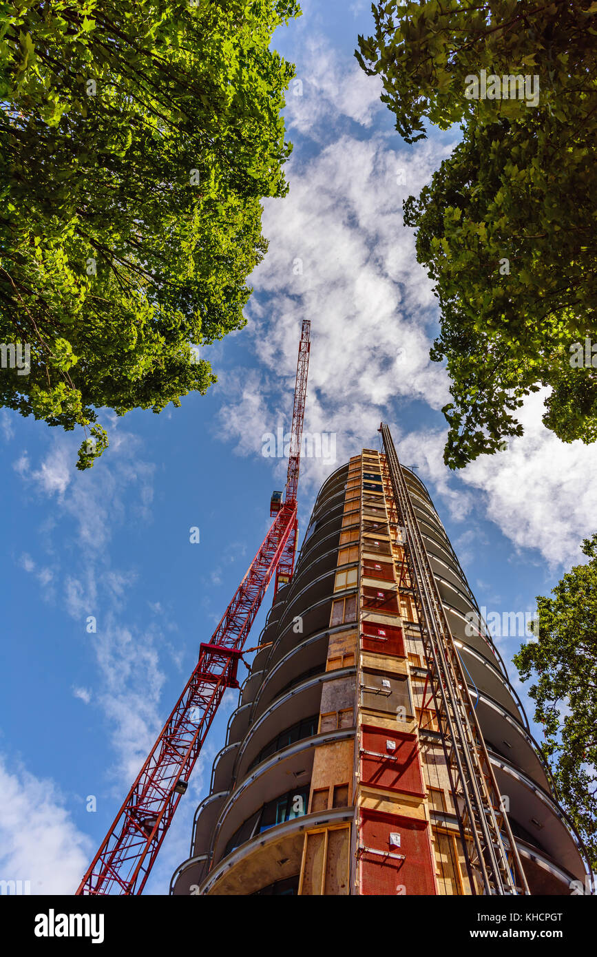 Hochhaus Kran baut Wolkenkratzer und moderne Häuser Stockfoto