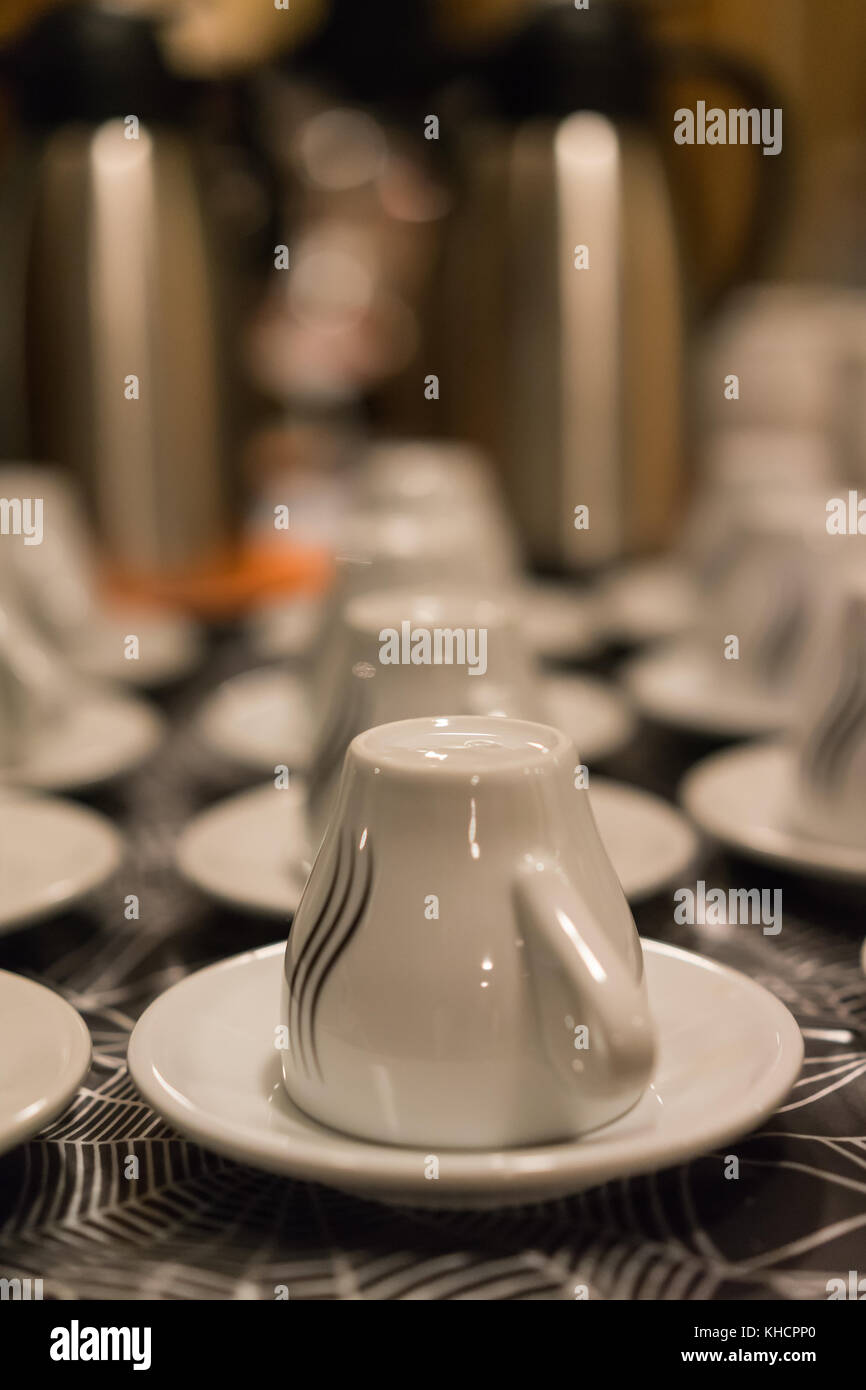 Gerichte auf dem Tisch in einem Restaurant Stockfoto