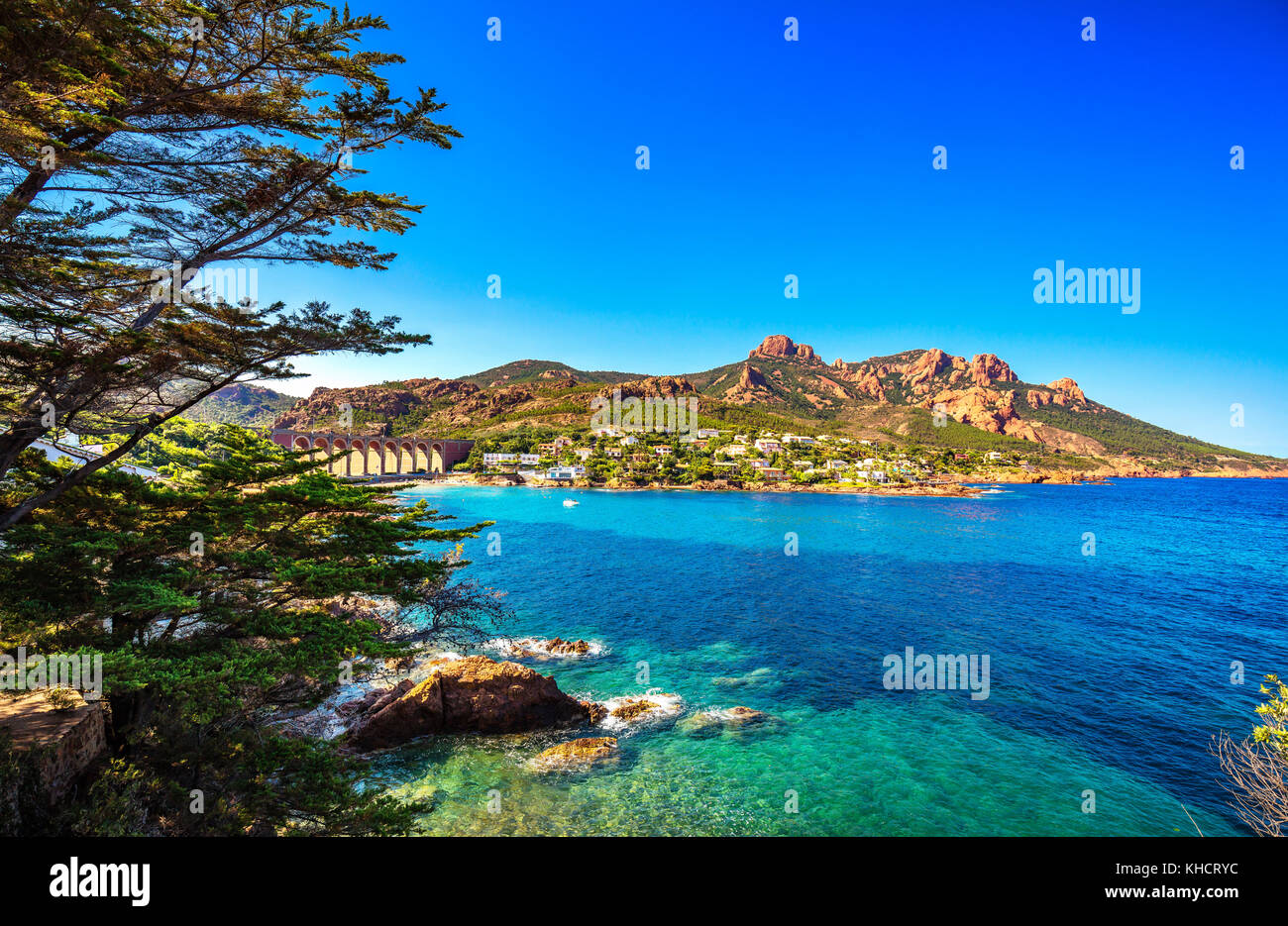 Esterel mediterranen roten Felsen Baum, Küste, Strand und Meer. Côte d ' Azur in Cote d ' Azur in der Nähe von Cannes Saint Raphael, Provence, Frankreich, Europa. Stockfoto