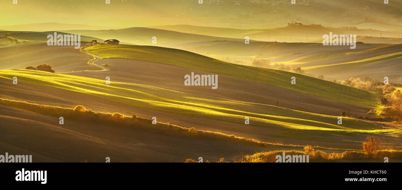 Maremma, ländlichen Panoramablick Sonnenuntergang Landschaft. Wiesen und grünen Felder. Toskana, Italien, Europa. Stockfoto