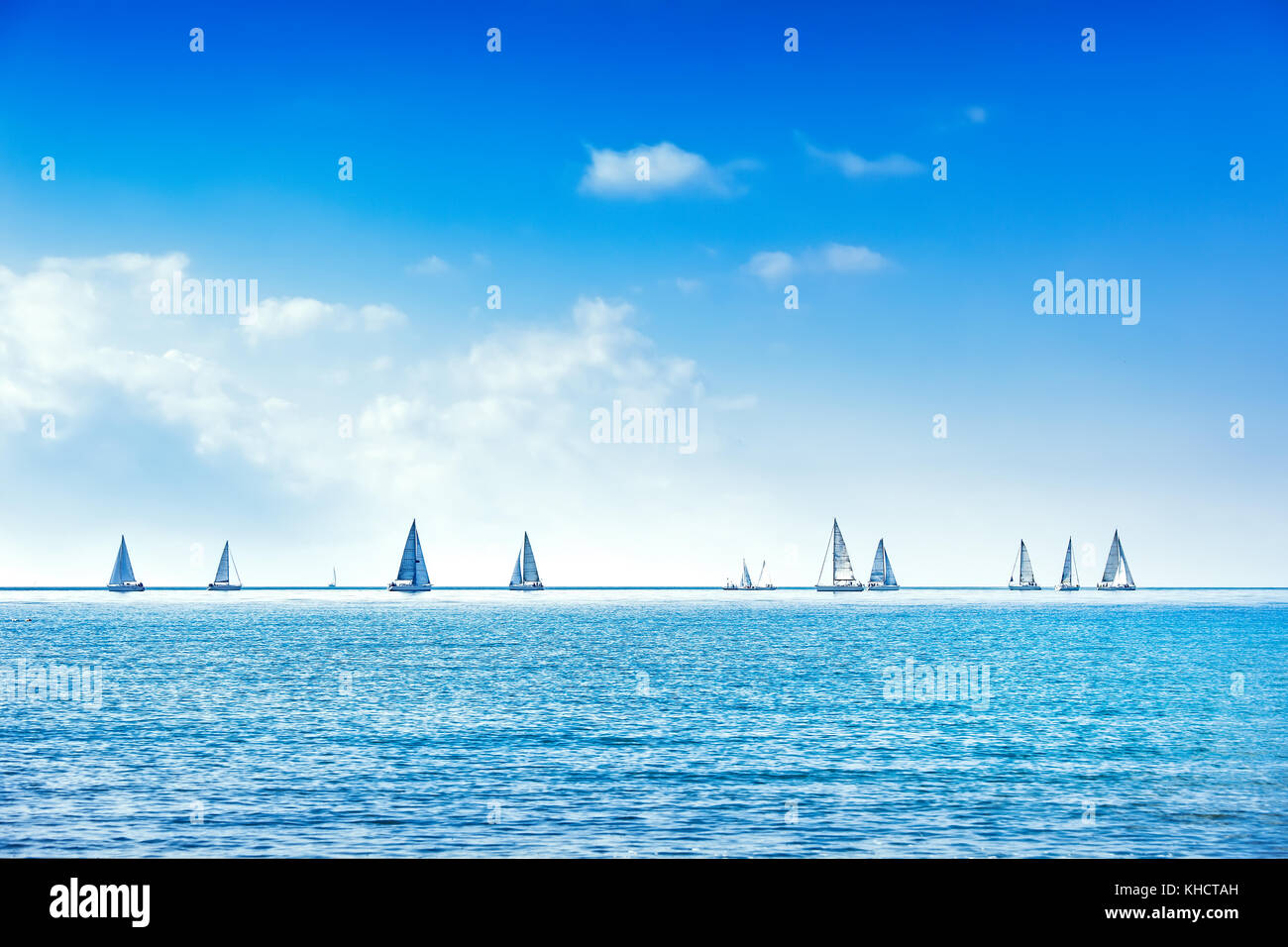 Segelboot Yacht oder Segelboot Gruppe regatta Rennen am Meer oder Ozean Wasser. Panoramablick. Stockfoto