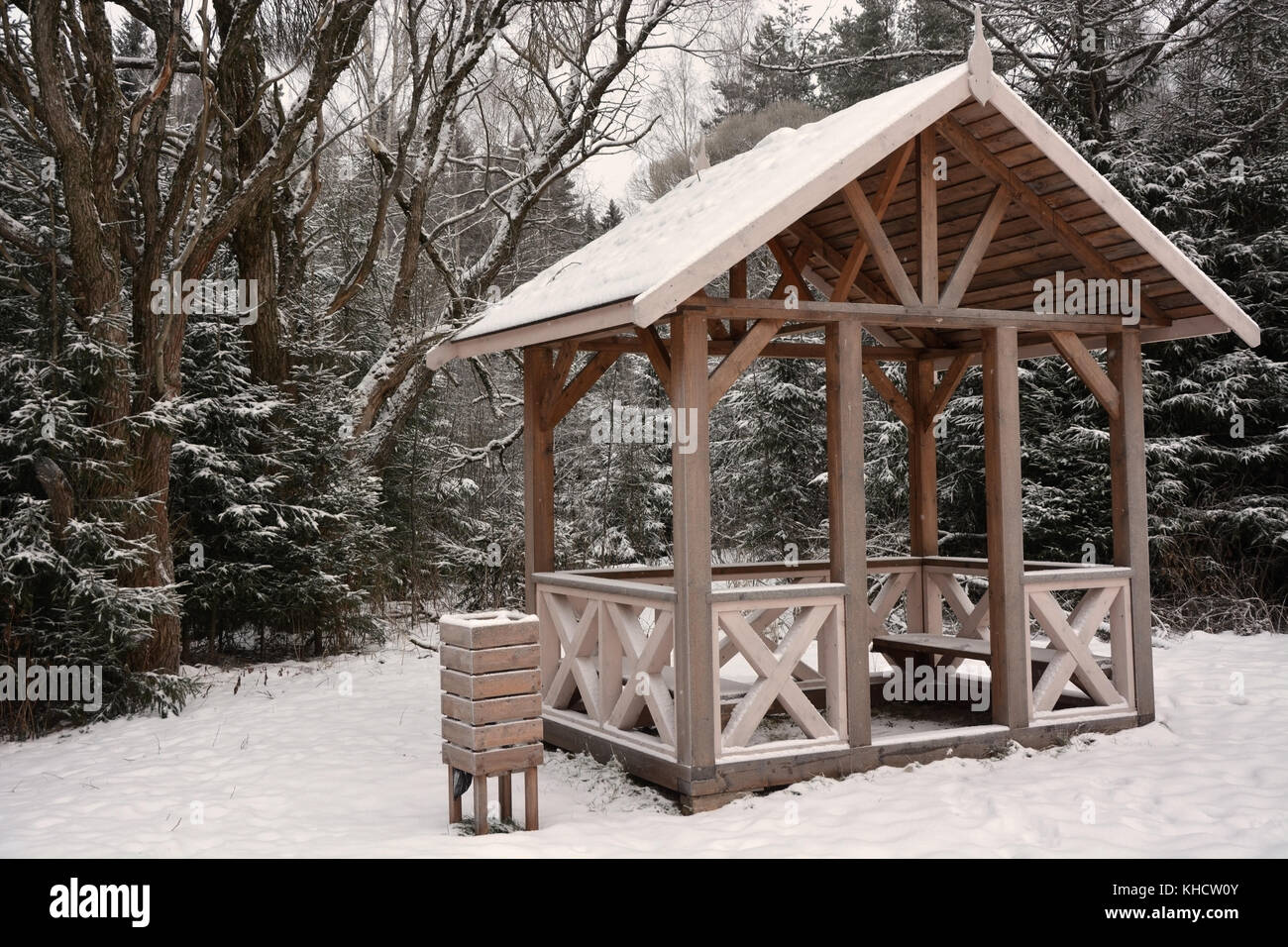 Holz- Sommerhaus an der Wintersaison. sepia Getont Stockfoto