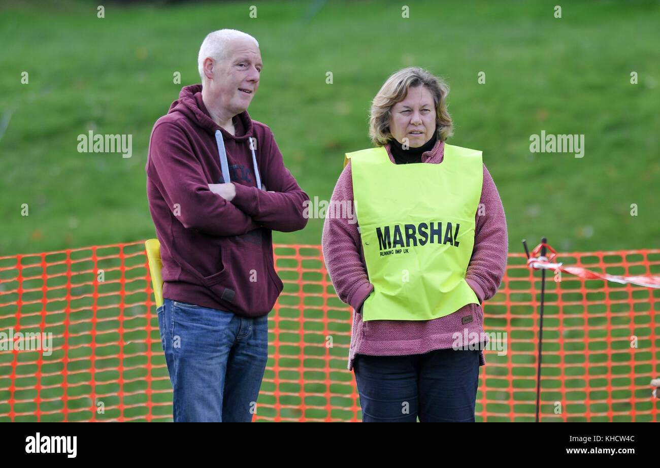 Race Marshals zu einem cross country running Event, Staffordshire, England Stockfoto