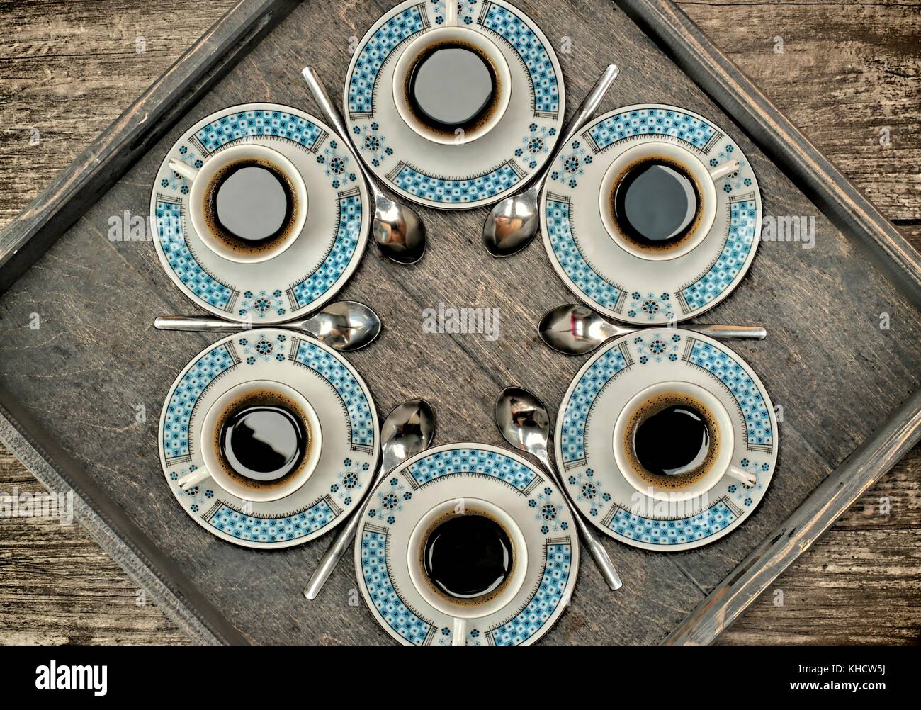 Becher mit Kaffee, Muster- und Designkonzept - sechs Tassen Kaffee auf einer hölzernen Fach. Stockfoto