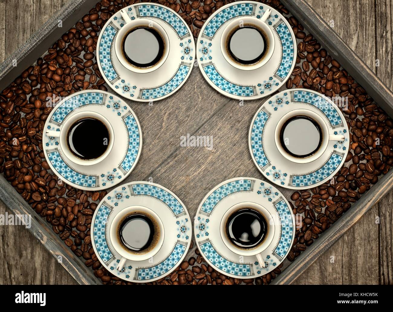 Becher mit Kaffee, Muster- und Designkonzept - sechs Tassen Kaffee auf einer hölzernen Fach. Stockfoto
