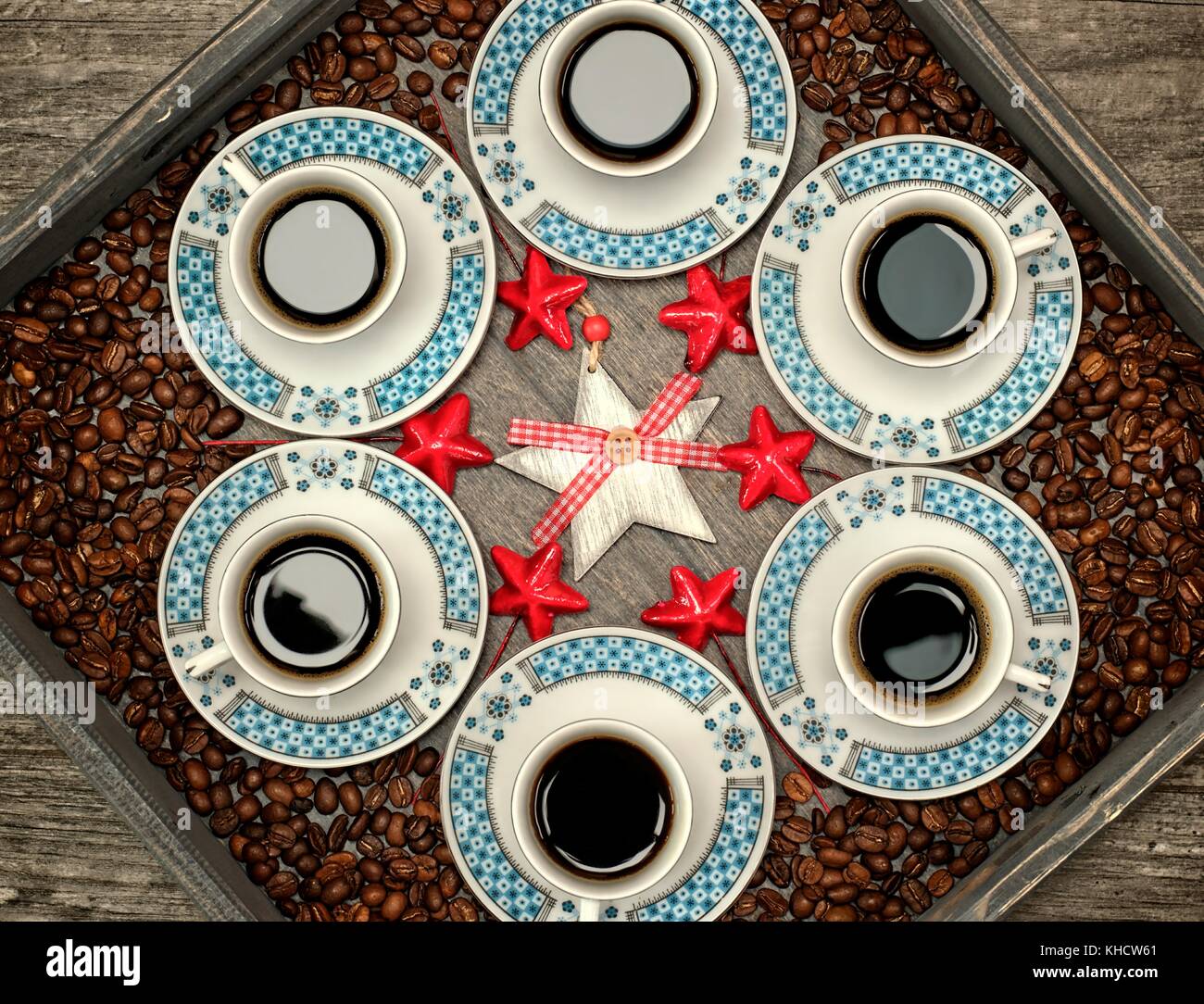 Becher mit Kaffee, pattern Design Konzept - sechs Tassen Kaffee auf Holz- Fach- und Weihnachtsdekorationen. Stockfoto