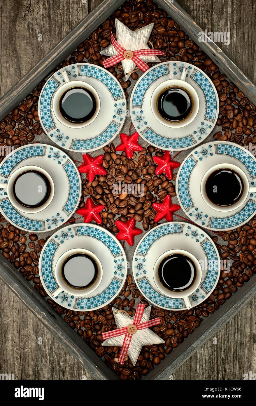 Becher mit Kaffee, pattern Design Konzept - sechs Tassen Kaffee auf Holz- Fach- und Weihnachtsdekorationen. Stockfoto