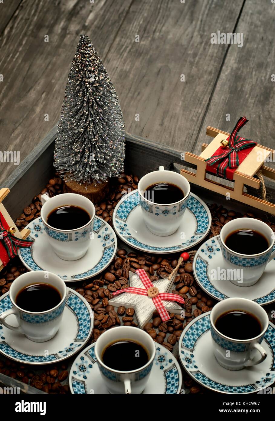 Becher mit Kaffee, pattern Design Konzept - Tassen Kaffee auf Holz- Fach- und Weihnachtsdekorationen. Stockfoto